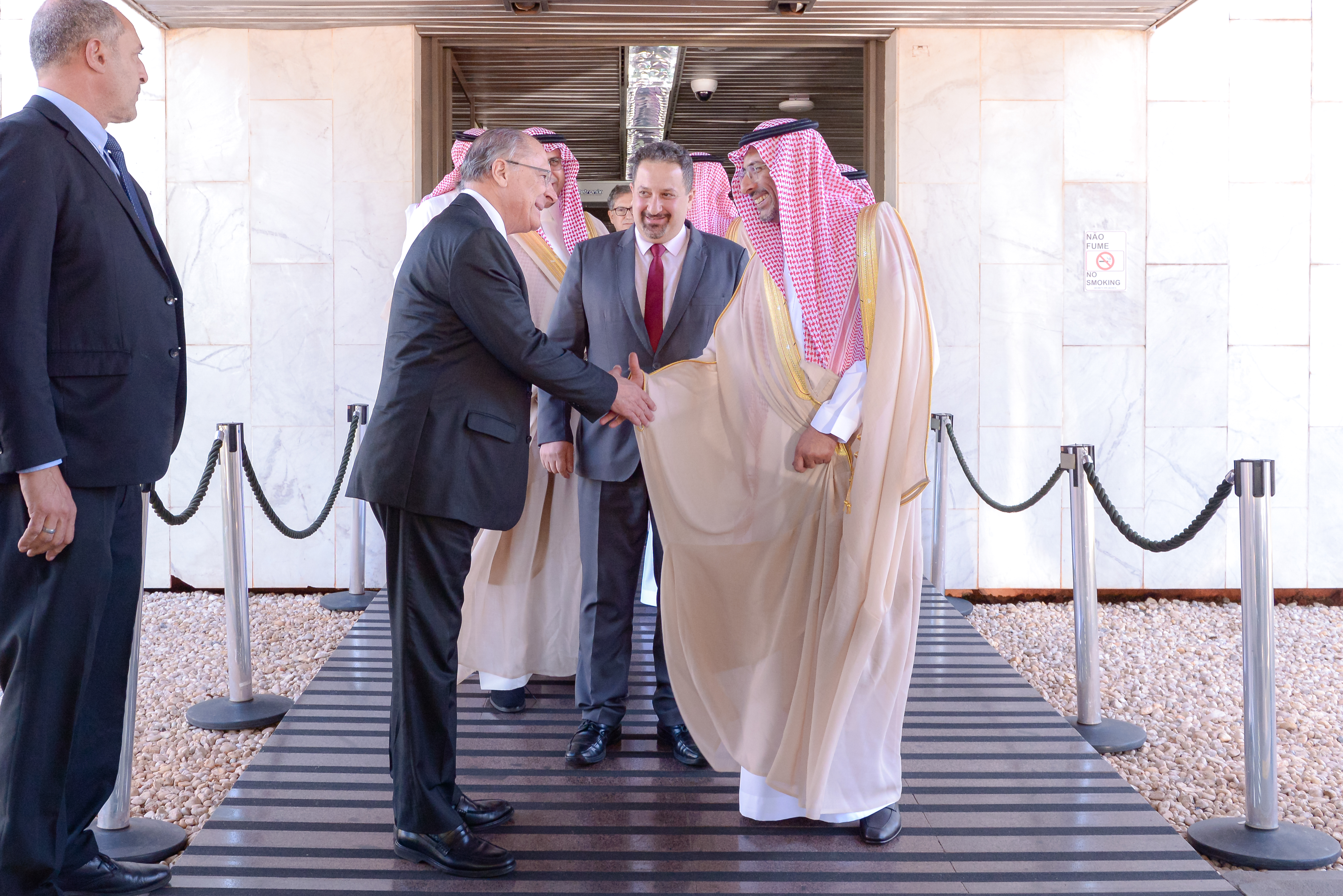 وزير الصناعة والثروة المعدنية يبحث مع نائب الرئيس البرازيلي تعزيز التعاون الثنائي بين البلدين في قطاعي الصناعة والتعدين 