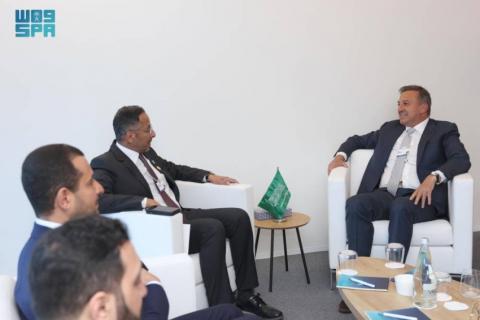 وزير #الصناعة_والثروة_المعدنية يلتقي عدداً من مسؤولي الشركات الصناعية في منتدى دافوس 2024